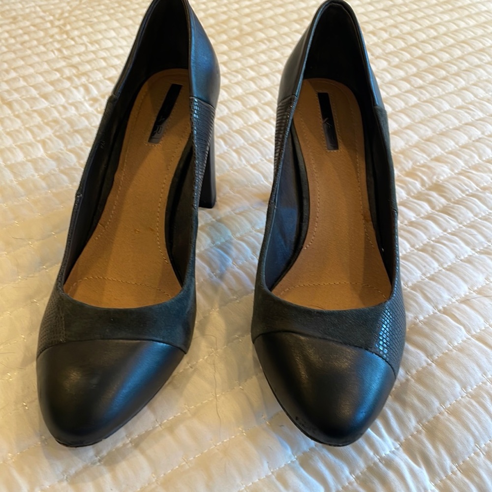 Tahari Elroy black leather charcoal suede pumps heels sz 9